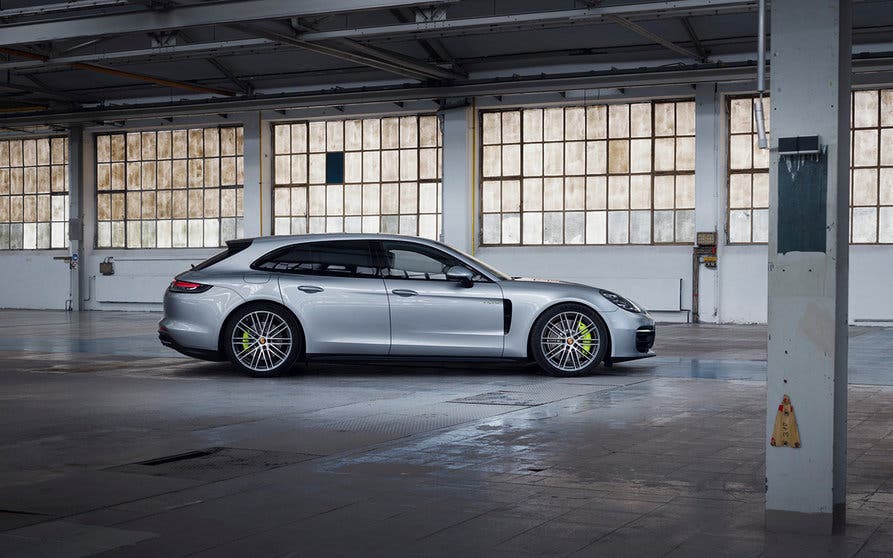  El Porsche Panamera se actualizará con una nueva variante 100% eléctrica que ya está en desarrollo 