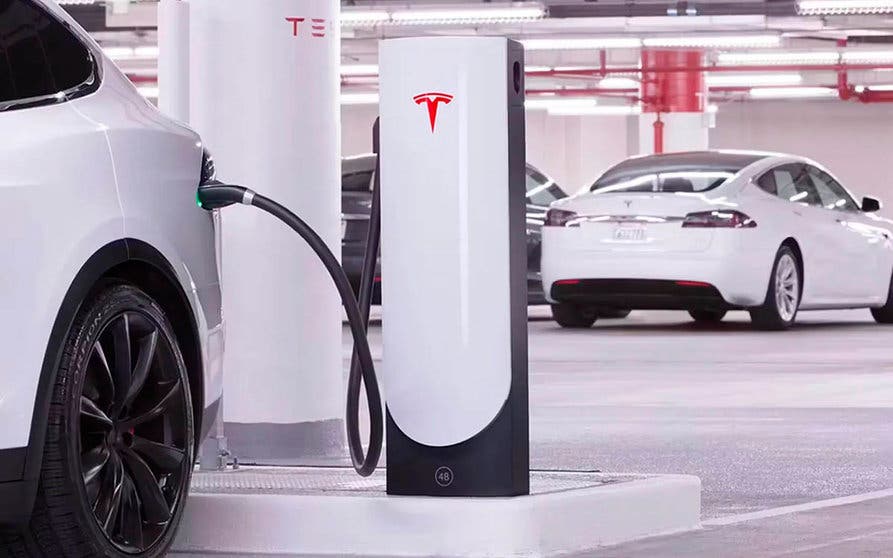  Tesla incluirá paneles solares y baterías de almacenamiento de energía en las nuevas estaciones de Supercargadores V4. 