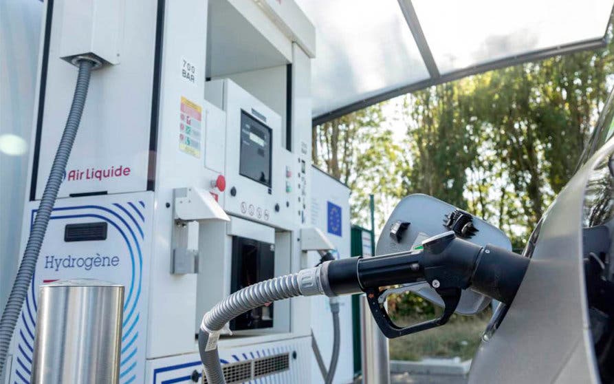  El almacenamiento y transporte en forma de hidrógeno resuelve uno de los problemas de la tecnología de las pilas de combustible en vehículos eléctricos, que obligan a la implementación de tanques presurizados caros e inseguros. 