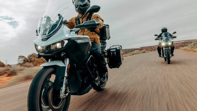 Zero Motorcycles presenta su motocicleta eléctrica más capaz, la DSR/X, diseñada para circular por vías pavimentadas y sobre todo por senderos de trail y aventura. Zero Motorcycles presenta su motocicleta eléctrica más capaz, la DSR/X, diseñada para circular por vías pavimentadas y sobre todo por senderos de trail y aventura.
