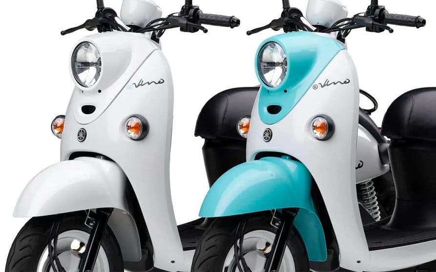  El scooter eléctrico e-Vino de Yamaha se actualiza con una batería un poco más grande y un motor más potente, manteniendo el aspecto retro de la Vespa. 