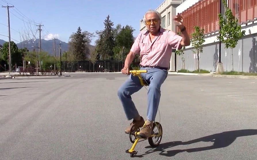  A sus 74 años, Steve Cosmic es el inventor de la E Mouse, la mínima expresión de una bicicleta eléctrica. 