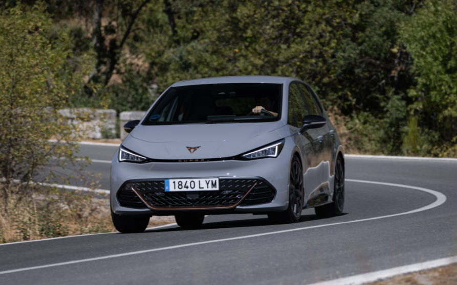  El CUPRA Born estrena función Plug & Charge para facilitar las recargas 