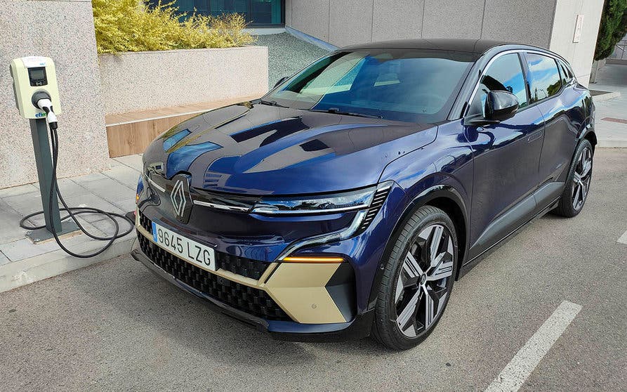  El Renault Megane E-TECH es un cambio radical en cuanto a diseño, concepción y tecnología si se compara con el Renault Mégane fabricado hasta ahora, pero lo fundamental es que Renault ha convertido en eléctrico el modelo más importante de su catálogo. 