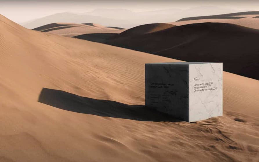  El cubo de piedra desnuda en el desierto, es la imagen que utiliza Polestar para animar a los fabricantes de automóviles a darse una segunda oportunidad y establecer compromisos firmes y concretos para el medioambiente. 