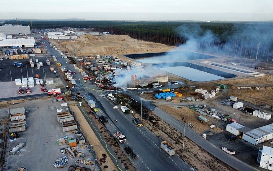  Un incendio en la Gigafactoría de Berlín sirve como excusa para pedir su paralización 