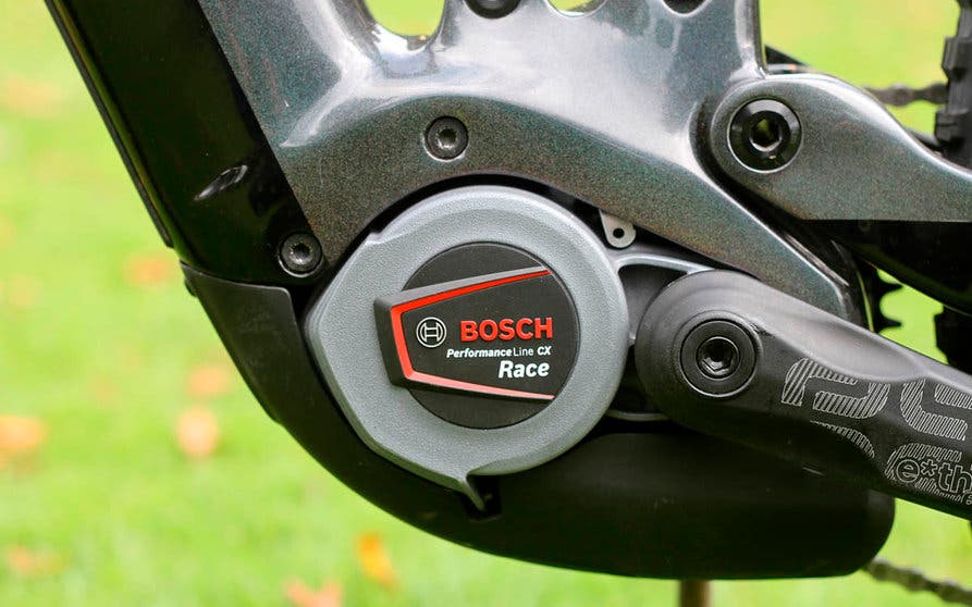  El motor Bosch CX Performance Line Race es, sobre todo, más ligero y brinda mayor capacidad de asistencia, alcanzando hasta un 400 %. 