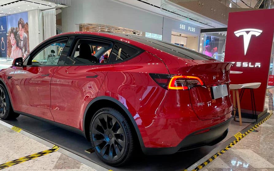  El Tesla Model Y que se fabrica en China incorpora una serie de mejoras en las plazas traseras para aumentar el confort de sus ocupantes. 