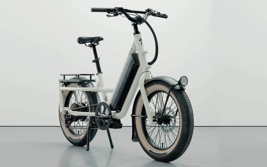  La primera bicicleta eléctrica de Specialized que aparece bajo la marca Globe es la Haul ST, un modelo que cuenta con un cuadro de aluminio resistente y robusto sobre el que se monta una batería de gran capacidad. 