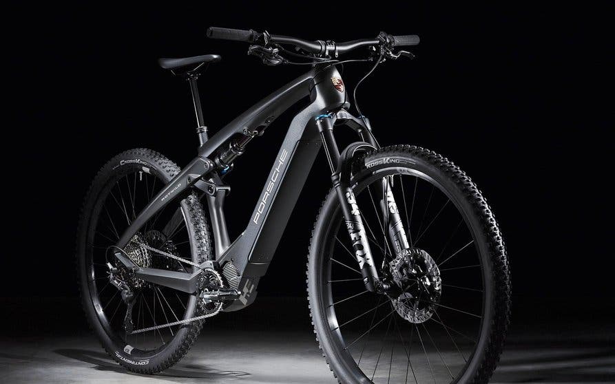  Porsche renueva su bicicleta eléctrica de montaña. 