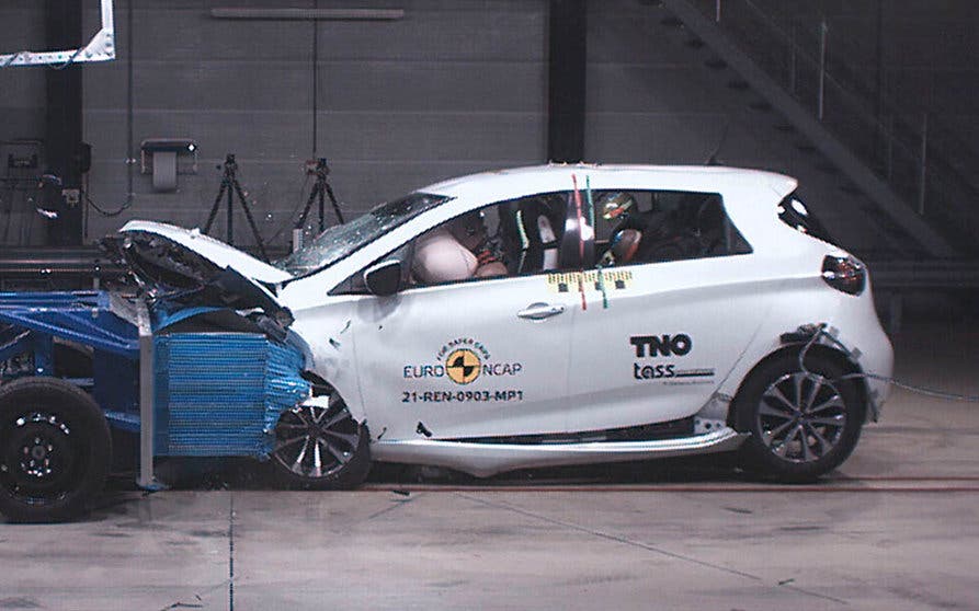  A partir de marzo de 2022, Renault montará en todas las versiones del Zoe el asistente de frenado de emergencia con detección de peatones. 