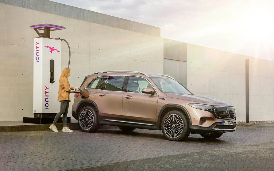  El SUV eléctrico Mercedes EQB estará disponible en dos versiones de potencia, con una autonomía, común a ambas, de 419 kilómetros en el ciclo WLTP. 