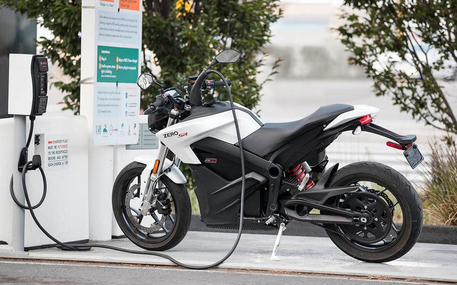  Los nuevos fabricantes de motocicletas eléctricas aventajan en tecnología a los tradicionales. En la imagen la Zero SR. 
