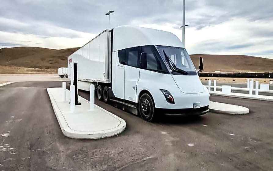  El Tesla Semi se deja ver cargando con toda naturalidad en la planta de Nevada 