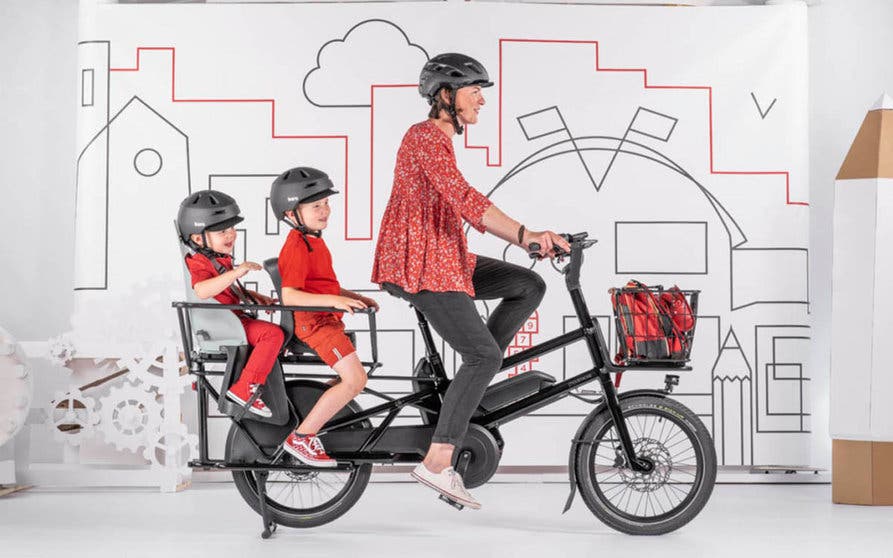  Moustache Lundi 20, la primera bicicleta eléctrica de carga del fabricante francés mantiene el ADN de la marca, buscando sobre todo, facilidad y practicidad para el transporte diario por las ciudades. 