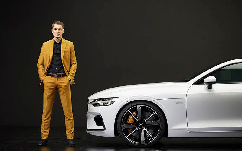  Thomas Ingenlath, CEO de Polestar, junto al Polestar 1. 