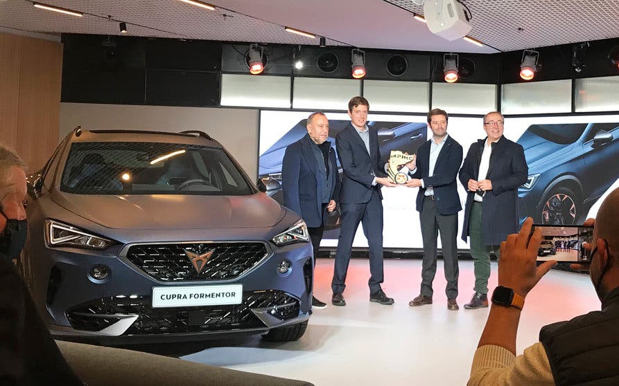  Lluís Milián, presidente de la Asociación Prensa Motor de Catalunya, Oriol Sagrera, secretario general de Empresa y Trabajo de la Generalitat de Catalunya, Víctor Sarasola, director comercial de CUPRA España, y Mikel Palomera, director general de CUPRA y SEAT España. 