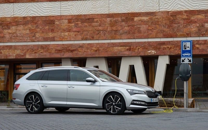  El nuevo Skoda Superb iV híbrido enchufable ya está a la venta en España 