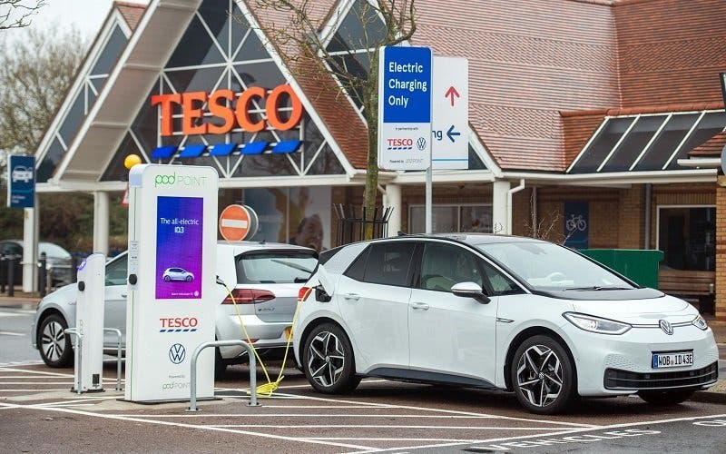  Cargar gratis tu coche eléctrico mientras compras en el supermercado ya es posible en Reino Unido 