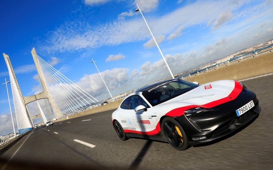  El Porsche Taycan Turbo S durante su ruta por la Península 