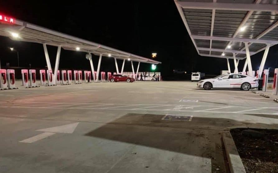  Estación de Supercargadores en Firebaugh, California. Imagen: Tesla Owners East Bay 