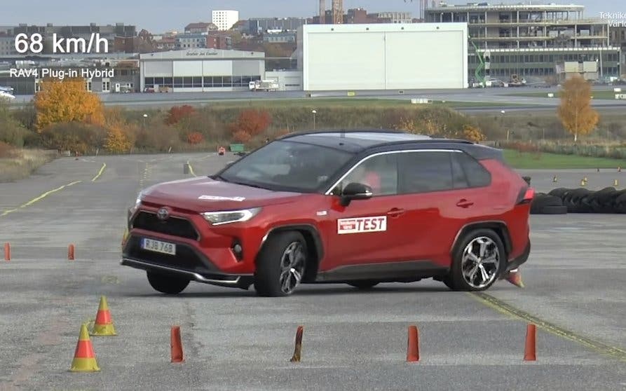  Toyota RAV4 PHEV en la prueba del alce 