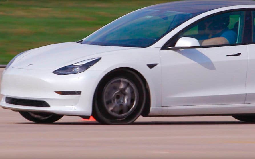  Los neumáticos sin aire de Goodyear a prueba en un Model 3 en el Akron Proving Grounds de la compañía. 