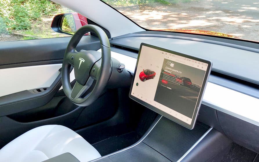  Interior del Tesla Model 3 Performance de Saúl López. 