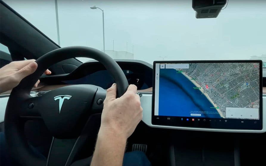  El volante redondo del Tesla Model 3 sustituye al Yoke del Tesla Model S Plaid de Ryan Huber, que ha logrado hacer funcionar también las palancas de las luces y los intermitentes, la palanca de cambios y las ruedas selectoras de los radios. 