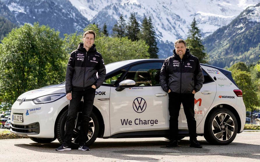  Rainer Zietlow y Dominic Brüner y el Volskwagen ID.3 Pro S con el que han batido el récord del mundo del viaje continuo más largo en el interior de un mismo país y han demostrado el desarrollo de la red de recarga We Charge en Alemania. 