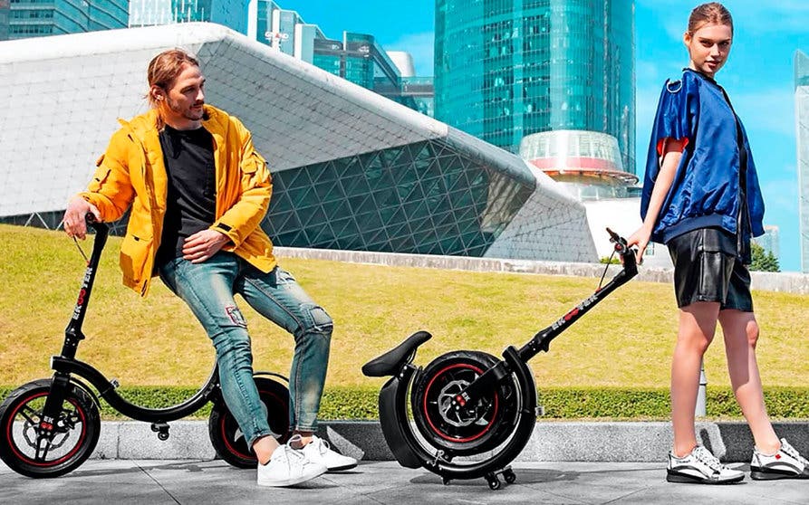  El patinete eléctrico EKOOTER permite viajar sentado y su plegado cilíndrico permite que sea transportado como si de un trolley se tratara. 