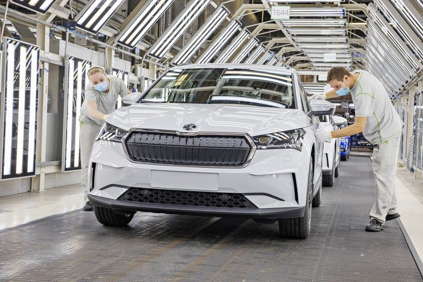  Un Škoda Enyaq iV eléctrico afronta los últimos controles antes de salir de la línea de producción. 