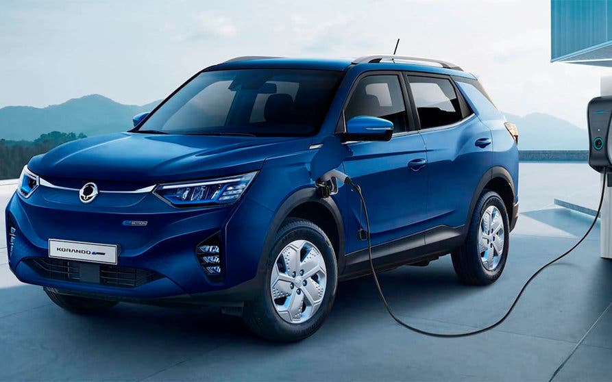  El SsangYong Korando E-Motion cuenta con una calandra cerrada y toques en azul que denotan su carácter eléctrico. 