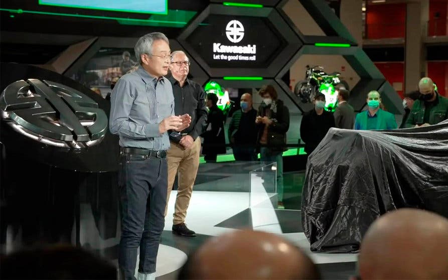  Hiroshi Ito, CEO de Kawasaki, en su presentación en el EICMA 2021 de Milán. 