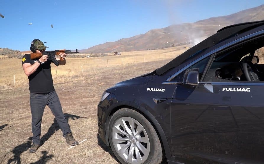  ¿Puede un Tesla con cristal blindado resistir los disparos de un arma de guerra? 