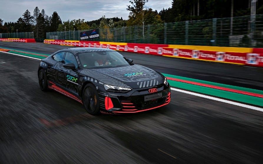  El Audi e-tron GT RS se deja ver antes de su puesta de largo 