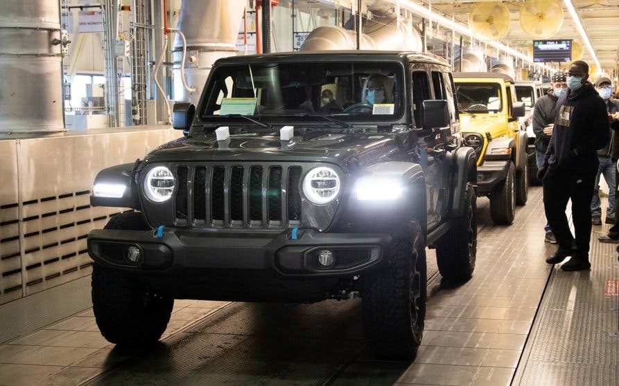  El primer Jeep Wrangler 4xe sale de la línea de producción 