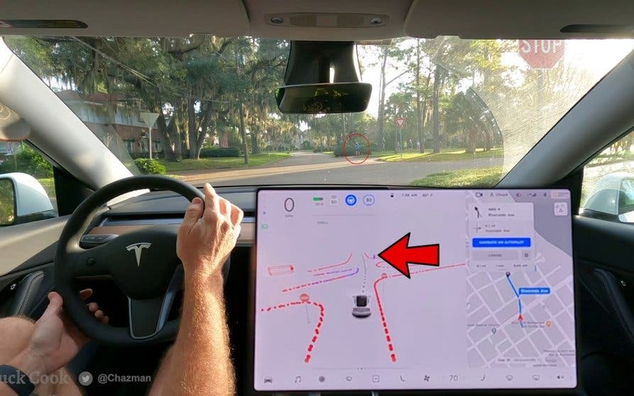  Así se comporta la conducción autónoma "total" de Tesla cediendo el paso a peatones 