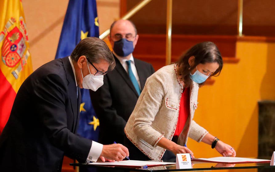  La ministra de Industria, Comercio y Turismo, Reyes Maroto (i), el presidente de Aragón, Javier Lambán (centro), y el consejero de Industria, Arturo Aliagal (d), en la Mesa de la Automoción. 