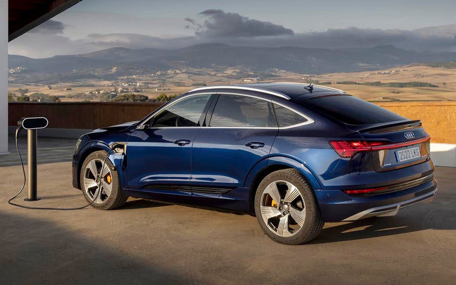  Audi e-tron Sportback eléctrico cargándose. 