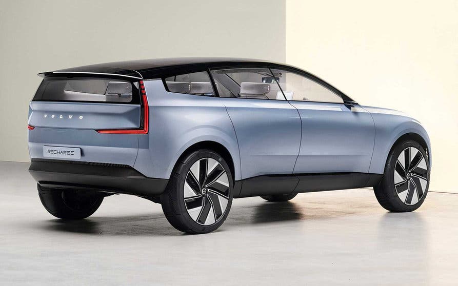  El Volvo Concept Recharge presenta unas líneas de diseño con una marcada aerodinámica 