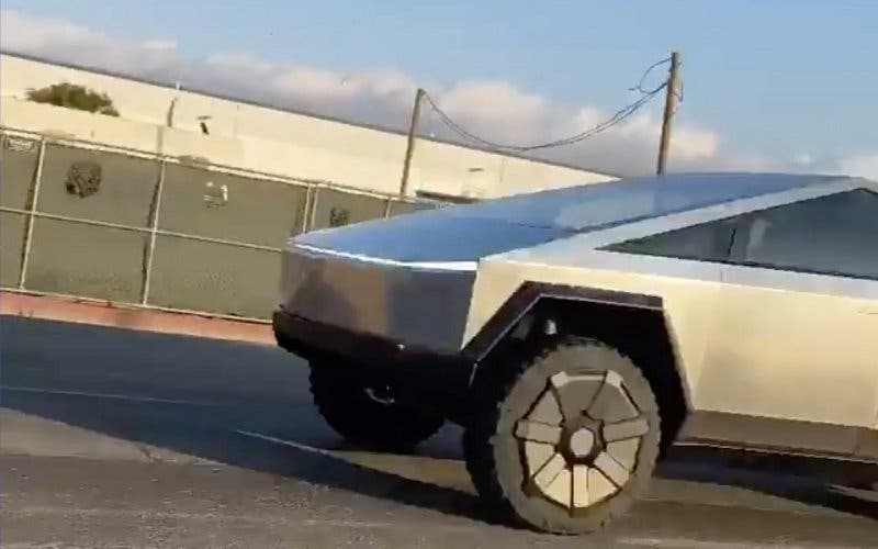  El Tesla Cybertruck es cazado en la calle por primera vez: enorme y como nada visto antes 