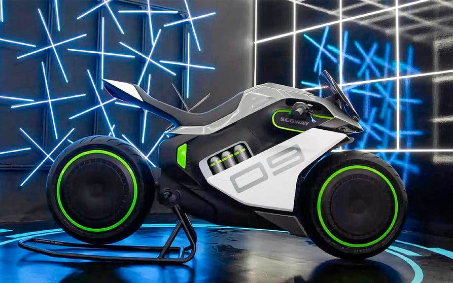  Segway exhibe un prototipo real de la Apex H2, una motocicleta eléctrica alimentada por pila de combustible de hidrógeno. 