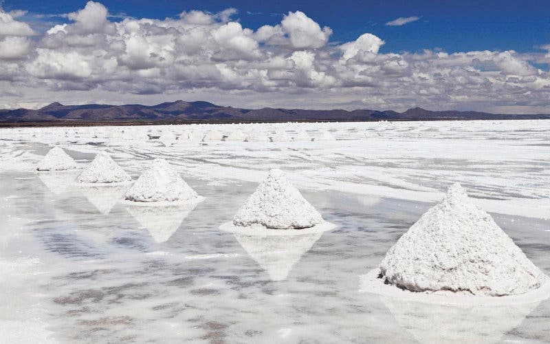 En la imagen, carbonato de litio en proceso de secado en un salar. 