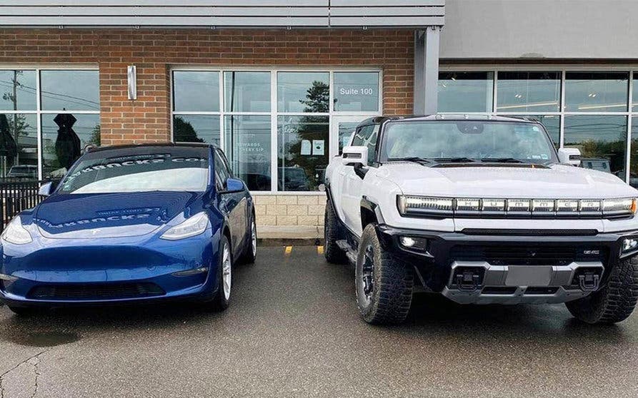  El Hummer EV aparece como un vehículo descomunalmente grande al lado del Tesla Model Y en esta fotografía tomada en Detroit, Michigan. Foto: Reddit. 