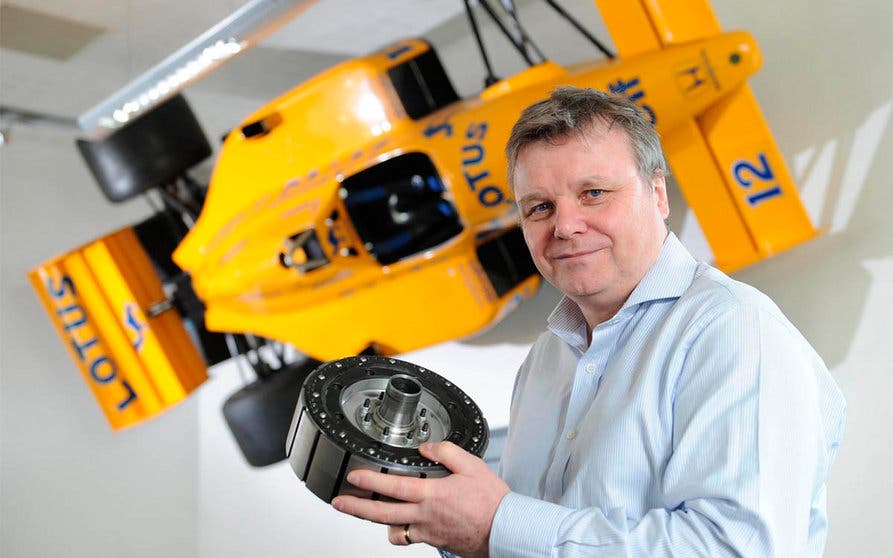  Ian Foley, director general de Equipmake, y el motor eléctrico APM para la minería, que emplea tecnología procedente de la Fórmula 1. 