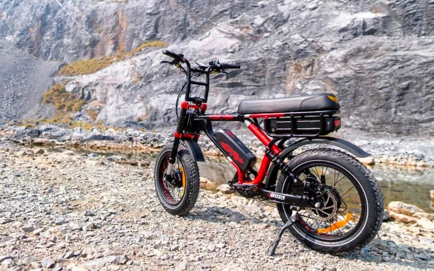  Grizzly es una bicicleta eléctrica que ofrece un motor en cada rueda alimentados por dos baterías. 