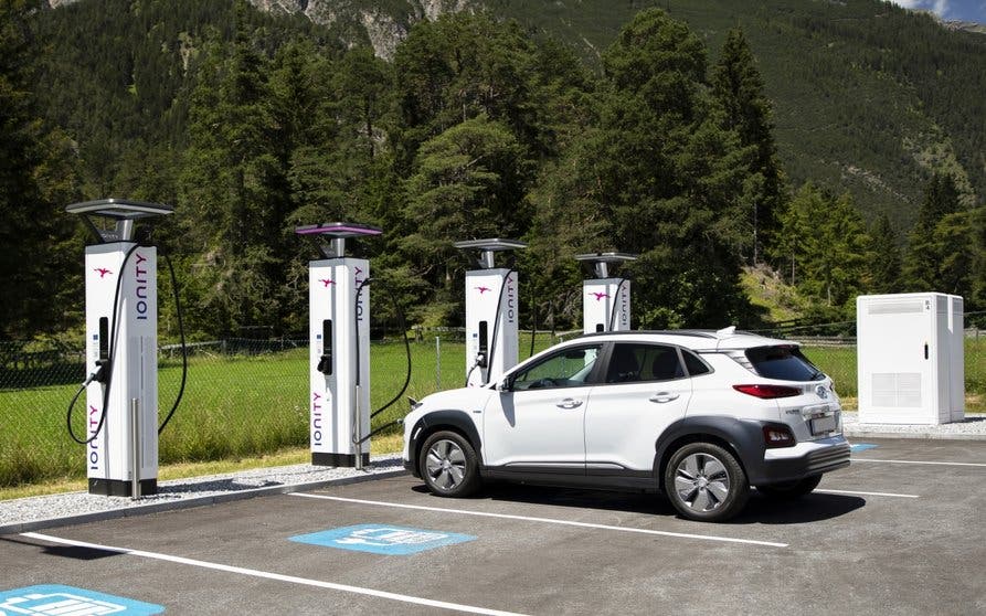  Hyundai Kona eléctrico en una estación de Ionity 