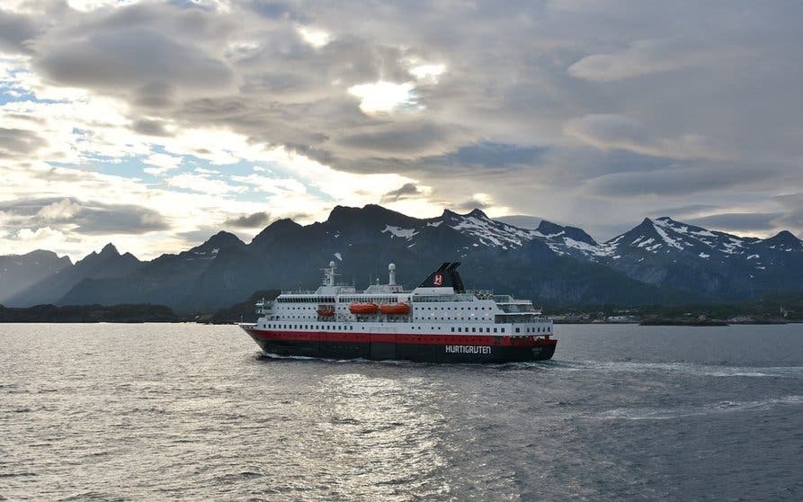  Un ferry convencional navegando por las Islas Lofoten 