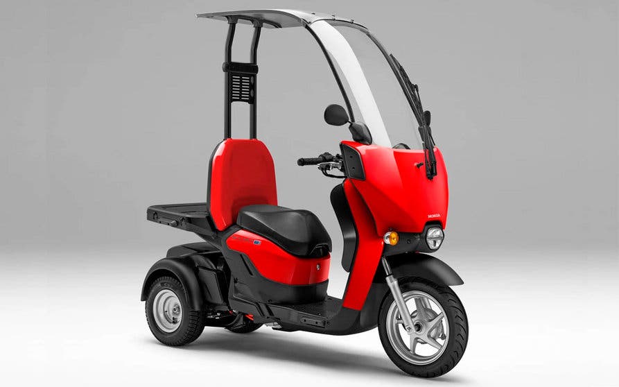  Honda Gyro Canopy:e es un scooter eléctrico de reparto con tres ruedas, techo y baterías intercambiables, especialmente diseñado para el uso empresarial. 